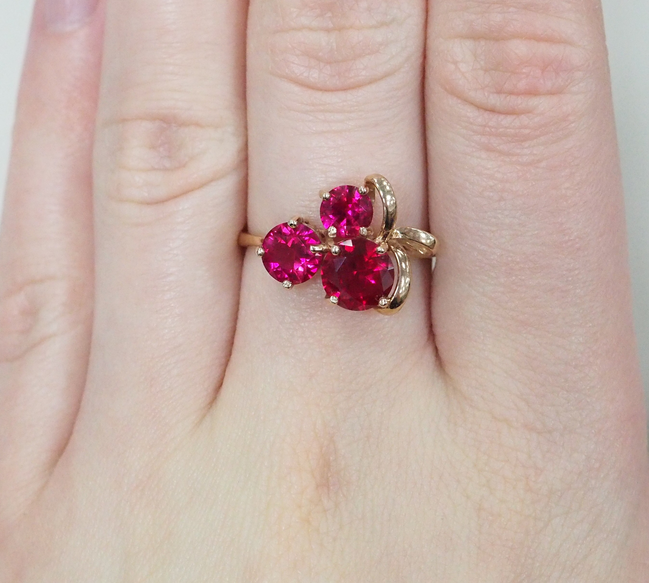 Серебряное кольцо 925 пробы; вставки 3 Корунд рубиновый синт.;